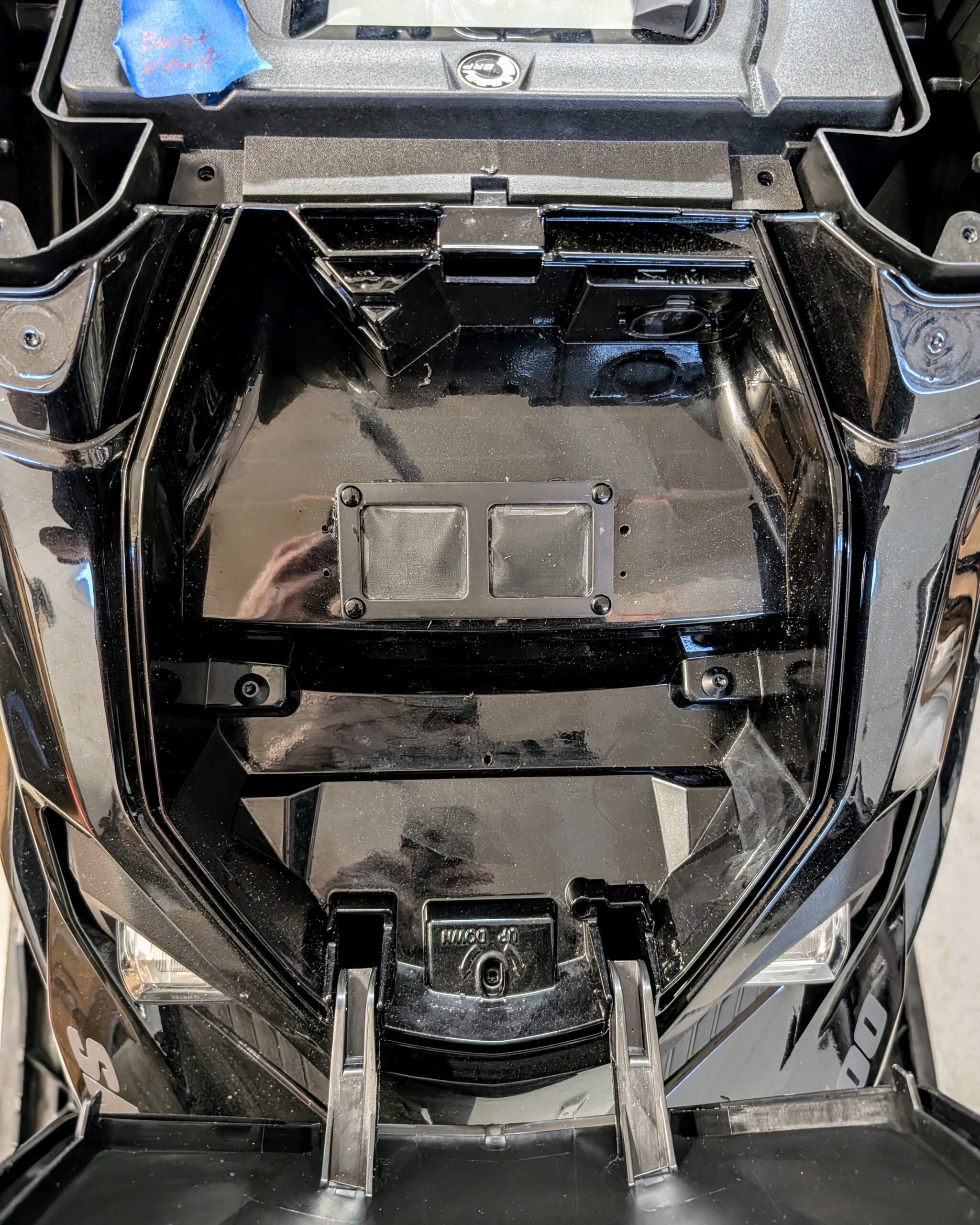 即引き渡し可能！これで安心！　G5用クラッチベントプロテクターキット　スノーモービル Gen 5 Ski Doo Clutch Knee Vent Protector & Repair - Fire N Ice